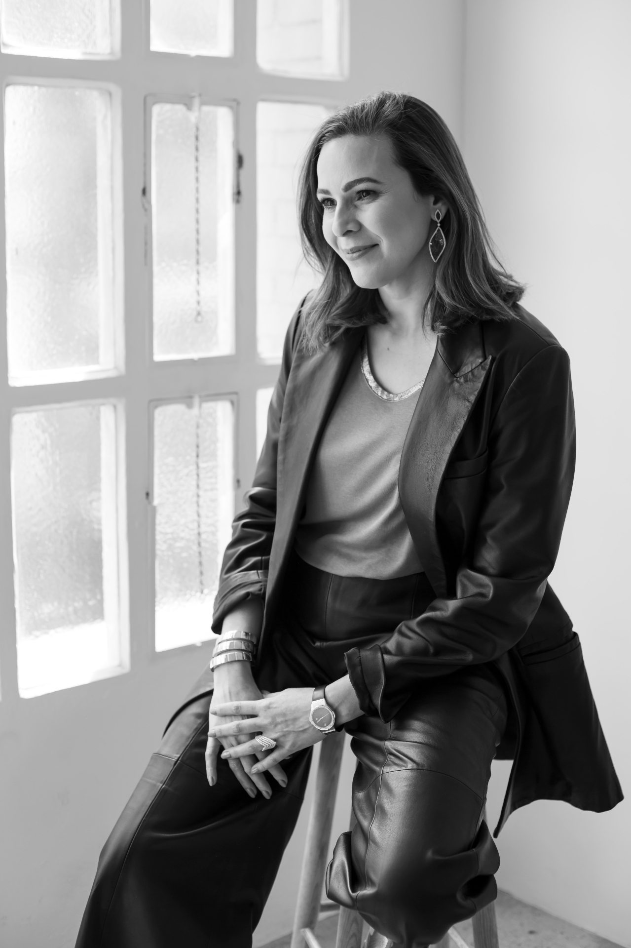 Mary Lee Gonçalves — retrato editorial en blanco y negro
